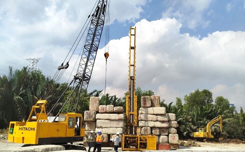 Nhà thầu triển khai máy móc thi công cầy Kỳ Hà 4 thuộc dự án nút giao Mỹ Thủy.  Ảnh: Minh Quân