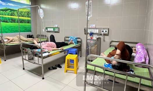 Một số người liên quan vụ việc nằm theo dõi, điều trị tại Bệnh viện Đa khoa tỉnh Thái Bình vào trưa nay 6.5. Ảnh: Nam Hồng