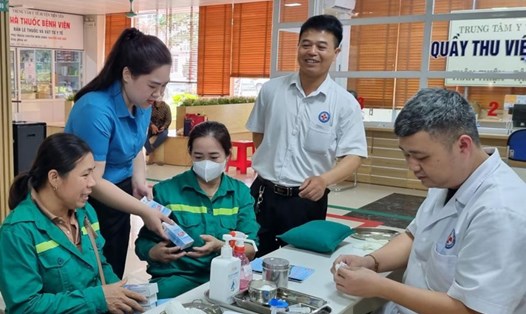 LĐLĐ huyện Tiên Yên tổ chức khám và tư vấn sức khỏe sinh sản cho khoảng 30 lao động nữ ngày 4.5.2024. 
Ảnh: Đoàn Hưng
