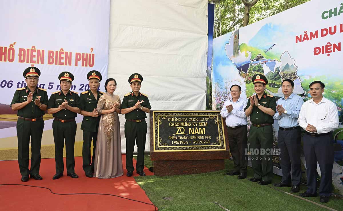 Đại tướng Phan Văn Giang và các đại biểu