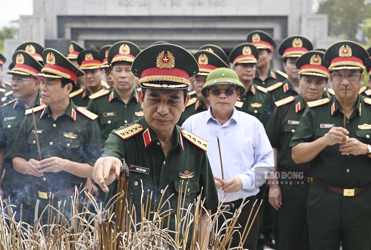 Đại tướng Phan Văn Giang dâng hương các Anh hùng liệt sĩ tại Điện Biên. Ảnh: Hải Nguyễn