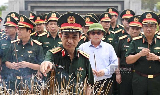 Đại tướng Phan Văn Giang dâng hương các Anh hùng liệt sĩ tại Điện Biên. Ảnh: Hải Nguyễn