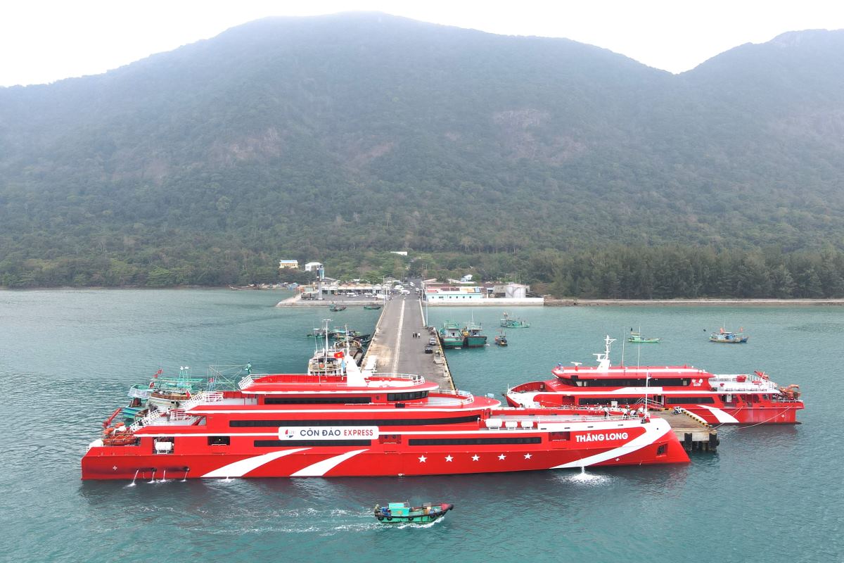 Siêu tàu Thăng Long đưa hành khách cập cảng Bến Đầm (huyện Côn Đảo). Ảnh: Mạnh Cường