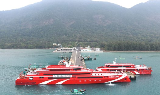 Siêu tàu Thăng Long đưa hành khách cập cảng Bến Đầm (huyện Côn Đảo). Ảnh: Mạnh Cường