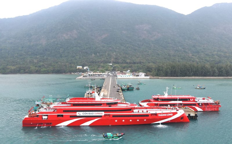 Siêu tàu Thăng Long đưa hành khách cập cảng Bến Đầm (huyện Côn Đảo). Ảnh: Mạnh Cường