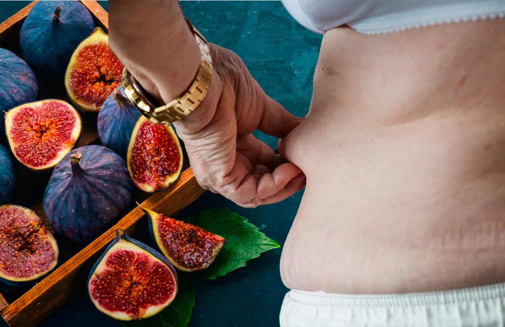 Người cầm v&agrave;o v&ugrave;ng bụng, b&ecirc;n cạnh l&agrave; một khay quả sung tươi đ&atilde; cắt l&aacute;t.