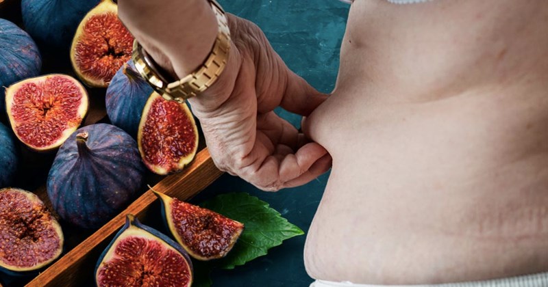 Ăn Sung Có Béo Không? Giải Đáp Dinh Dưỡng Và Mẹo Sử Dụng 2 Người cầm vào vùng bụng, bên cạnh là một khay quả sung tươi đã cắt lát.