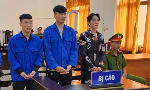 3 bị cáo Luật, Sang và Minh (từ trái qua) nghe Tòa tuyên án. Ảnh: Xuân Nhi
