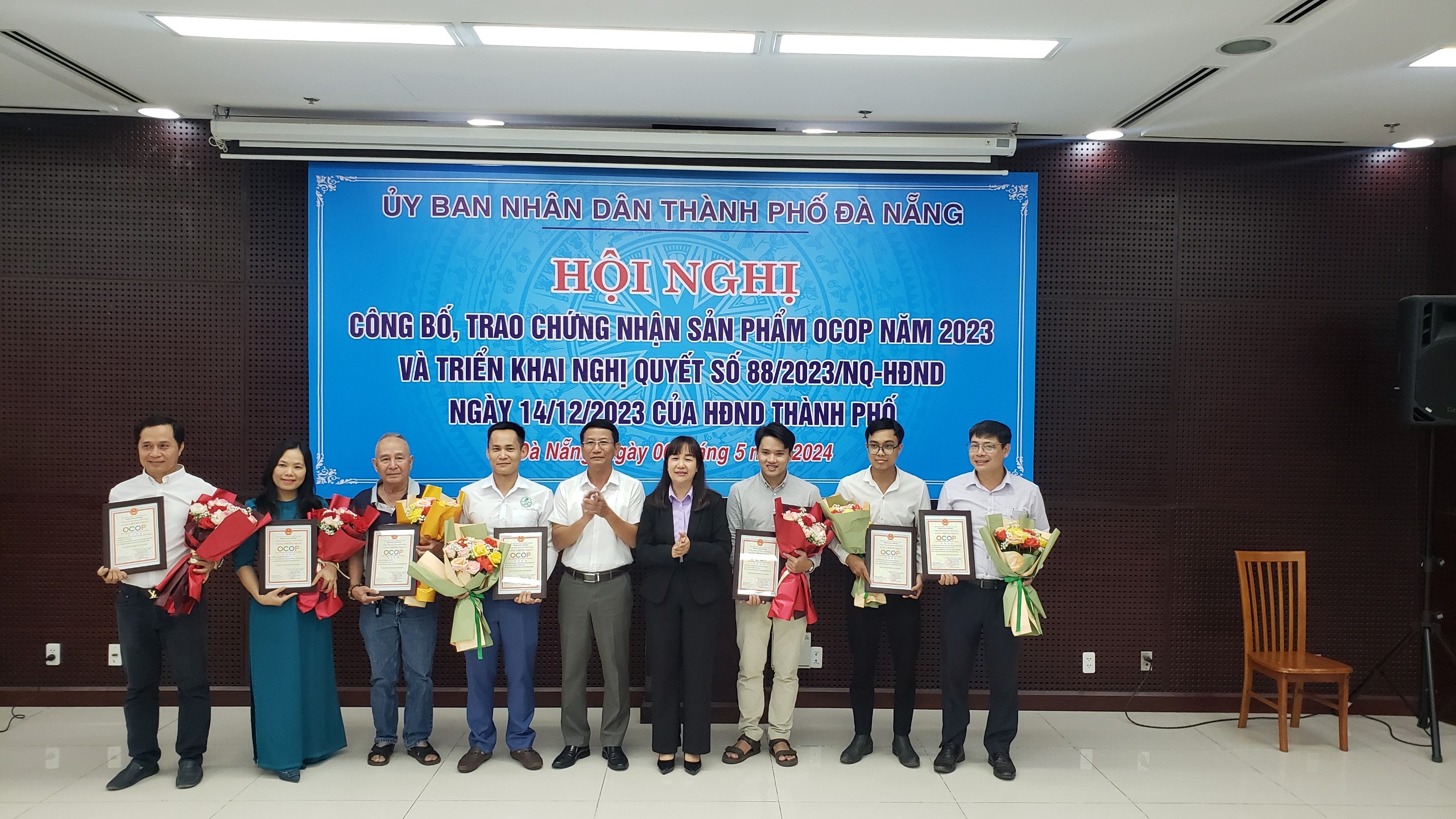 Sở Nông nghiệp và Phát triển nông thôn thành phố Đà Nẵng  trao chứng nhận cho các sản phẩm đạt OCOP 4 sao. Ảnh: Văn Trực