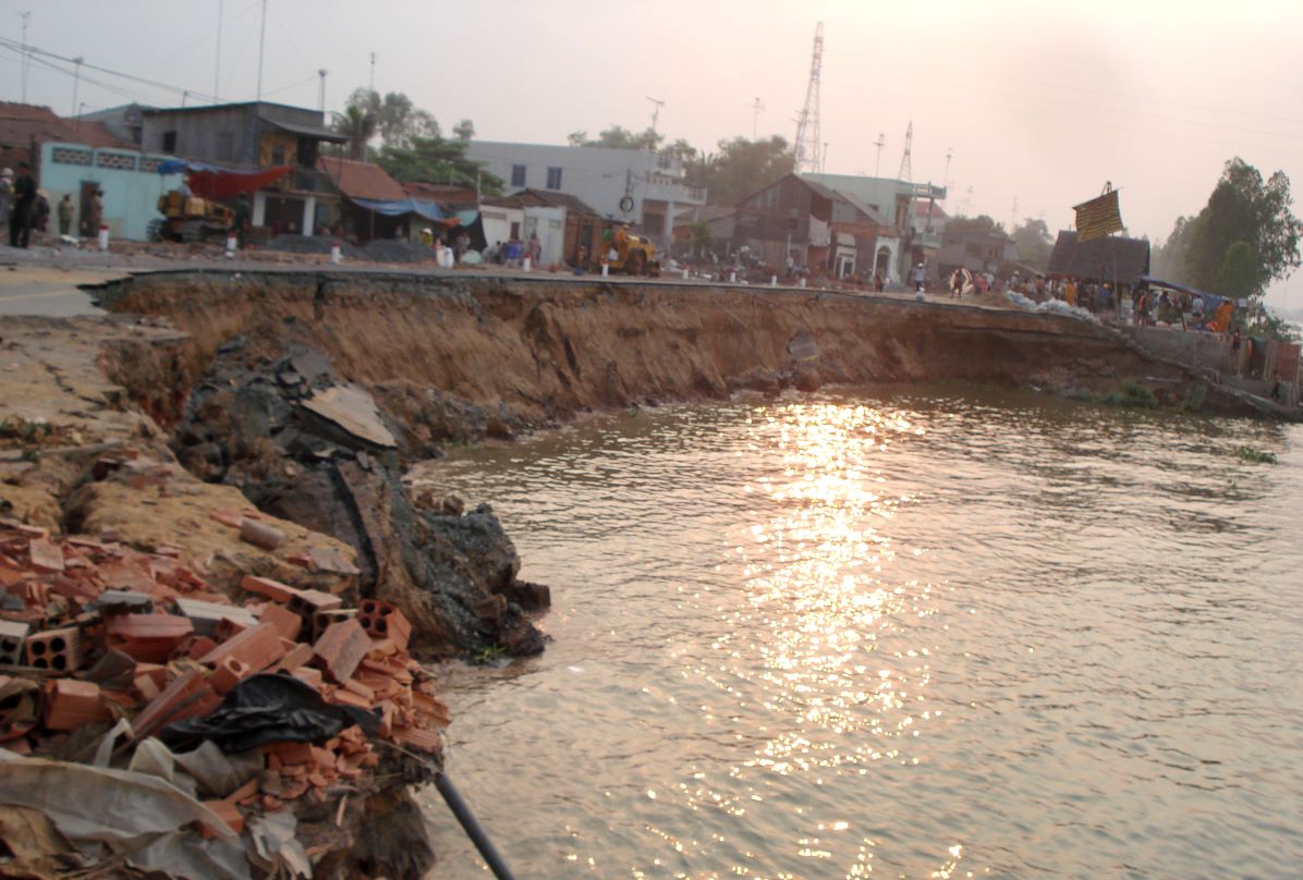 Hiện trường sạt lở bờ sông trên địa bàn huyện Châu Phú. Ảnh: Lâm Điền