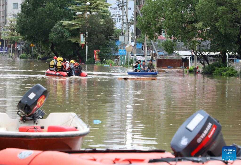 Lũ lụt ở thị trấn Hanguang, Qingyuan, tỉnh Quảng Đông, Trung Quốc, ngày 21.4.2024. Ảnh: Xinhua