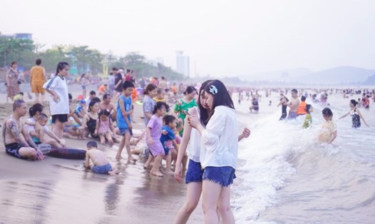 Trong 5 ngày nghỉ lễ dịp 30.4 -1.5, thị xã Cửa Lò (Nghệ An) đón hơn 300.000 lượt khách du lịch. Ảnh: Quang Đại