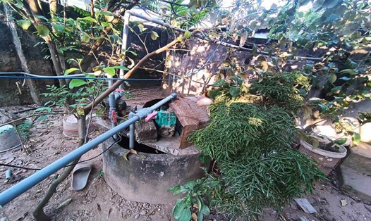 Nhiều cụm dân cư sinh sống ở các quận, huyện Hà Nội đã chủ động xây bể chứa dự trữ, thuê thợ khoan giếng. Ảnh: Thu Giang