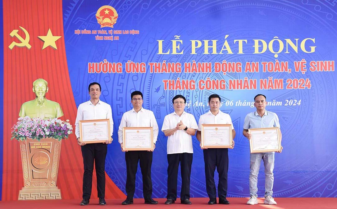 Phó Chủ tịch UBND tỉnh Nghệ An trao Bằng khen của UBND tỉnh cho đại diện 4 tập thể. Ảnh: Trần Vân