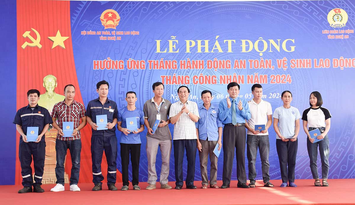 Lãnh đạo LĐLĐ tỉnh Nghệ An và Sở LĐTBXH tỉnh trao quà cho người lao động bị tai nạn lao động có hoàn cảnh khó khăn. Ảnh: Trần Vân
