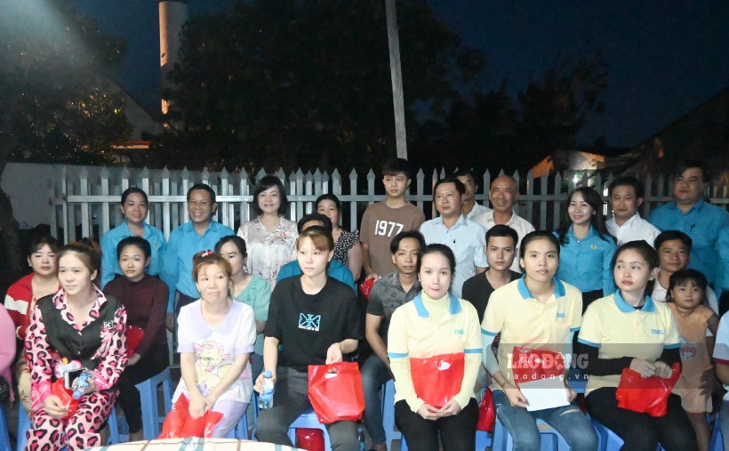 Đoàn đại biểu Quốc hội tỉnh Tiền Giang trao quà cho công nhân lao động. Ảnh: Thành Nhân