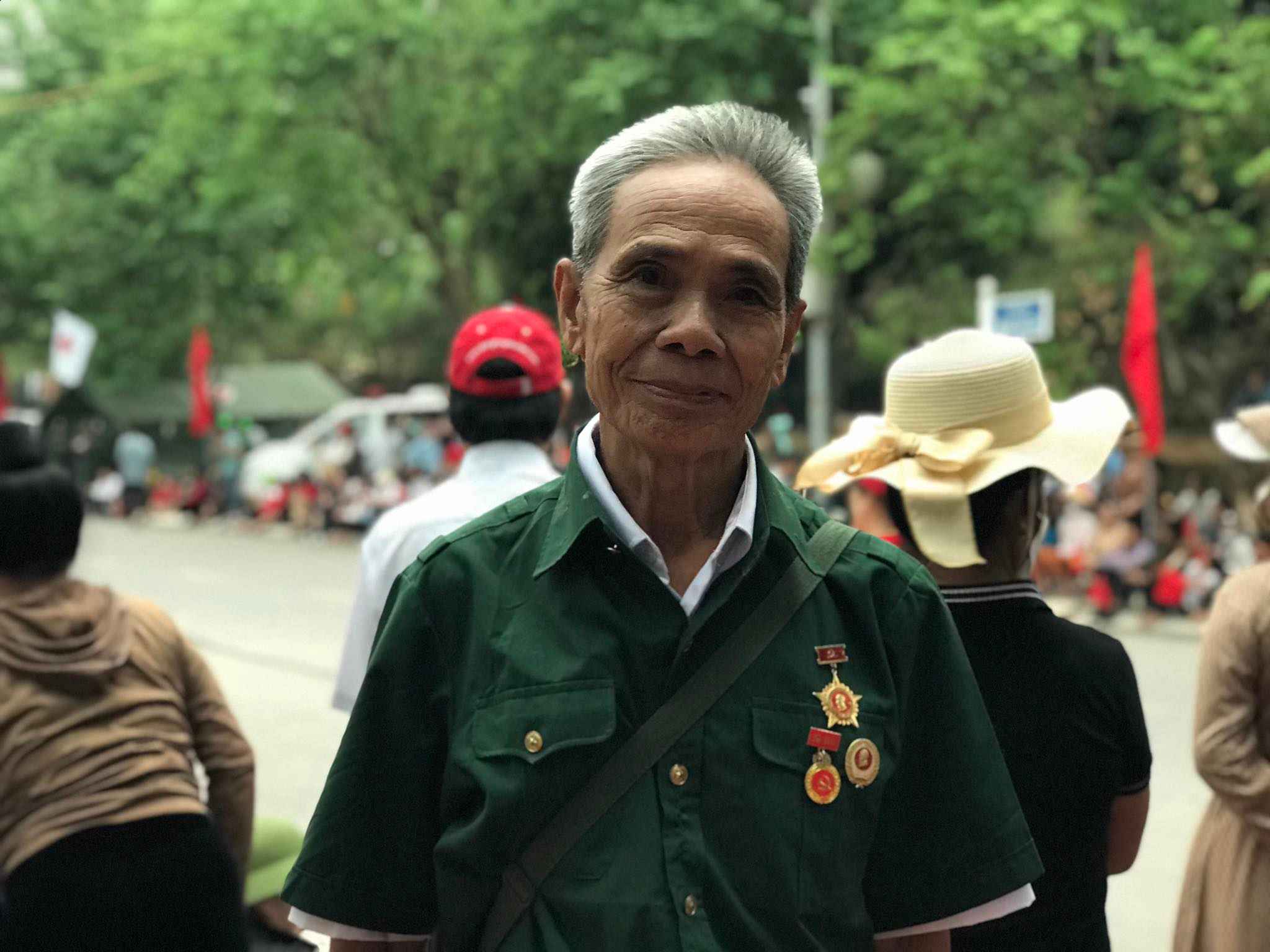 Ông Hà Văn Thành (84 tuổi, Vân Hồ, Sơn La) bày tỏ xúc động trước giờ diễn ra lễ mít tính Kỷ niệm 70 năm Chiến thắng Điện Biên Phủ. Cách đây 70 năm, ông Thành đã tham gia bộ đội, khi 14 tuổi, đóng quân tại Điện Biên Phủ, gánh gạo cho quân đội tại chiến trường.