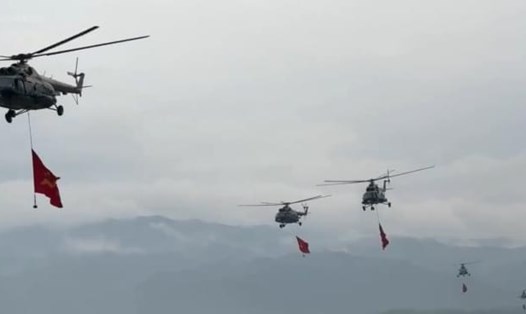 11 trực thăng mang cờ Tổ quốc, cờ Đảng cất cánh.