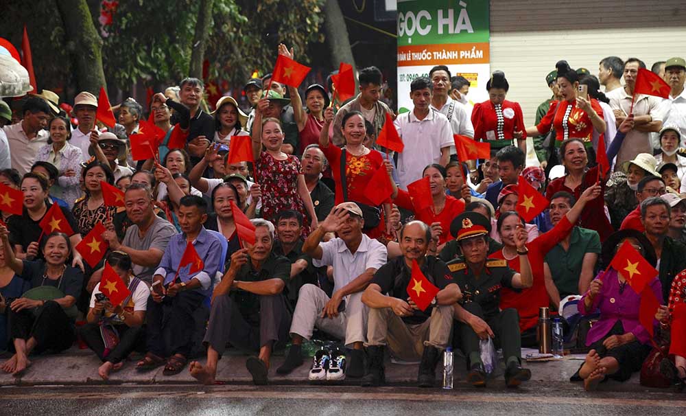 Ngay từ 3-4 giờ sáng người dân đã ra đường chờ đợi, an ninh đã được thắt chặt trên tất cả các con phố dẫn đến sân vận động tỉnh Điện Biên - nơi diễn ra Lễ mít tinh.