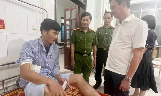 Phó Chủ tịch UBND tỉnh Hà Tĩnh Trần Báu Hà (áo trắng) thăm công nhân bị thương đang điều trị tại Bệnh viện Đa khoa thị xã Kỳ Anh. Ảnh: Công an Hà Tĩnh