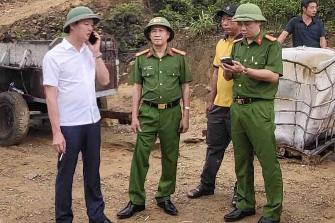 Phó Chủ tịch UBND tỉnh Hà Tĩnh Trần Báu Hà có mặt tại hiện trường chỉ đạo công tác cứu hộ. Ảnh: Công an Hà Tĩnh.