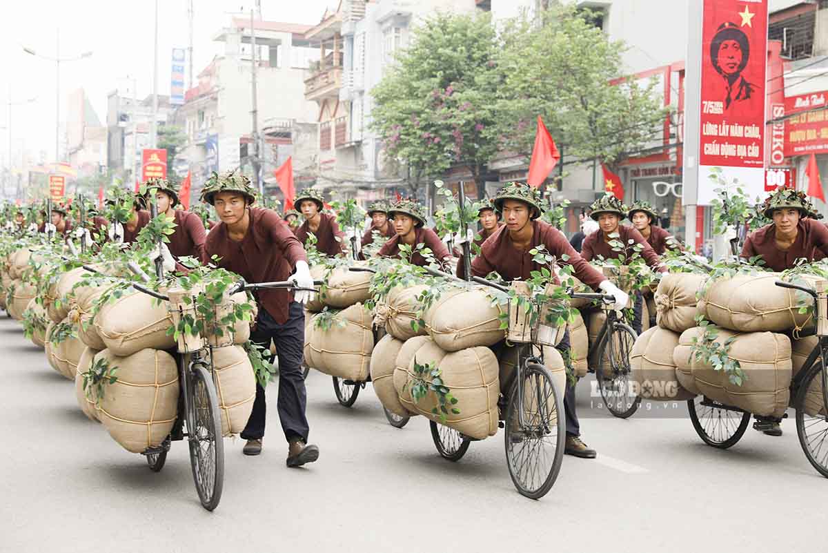 Khối Dân công hỏa tuyến trong Lễ tổng duyệt diễn ra vào ngày 6.5. Ảnh: Văn Thành Chương.