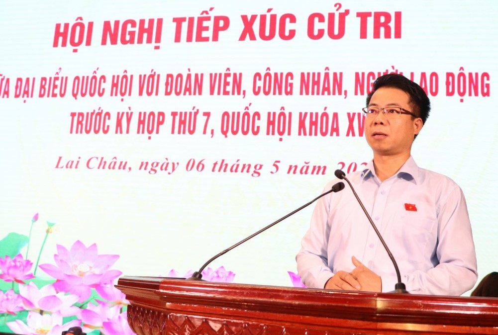 Đồng chí Hoàng Quốc Khánh - Phó Trưởng đoàn chuyên trách Đoàn Đại biểu Quốc hội tỉnh Lai Châu thông báo các nội dung trước cử tri tại Hội nghị. Ảnh: Thu Thảo
