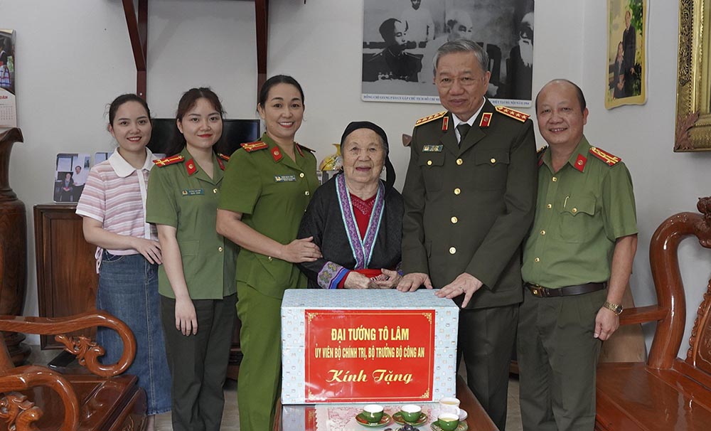 Đại tướng Tô Lâm thăm hỏi, tặng quà gia đình ông Giàng Páo Ly - nguyên Phó GĐ Công an tỉnh Lai Châu. Ảnh: Hải Nguyễn