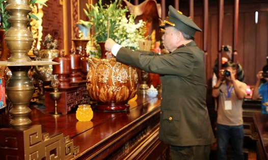 Đại tướng Tô Lâm dâng hương tại Đền thờ liệt sĩ ở Chiến trường Điện Biên Phủ. Ảnh: Hoàng Phong