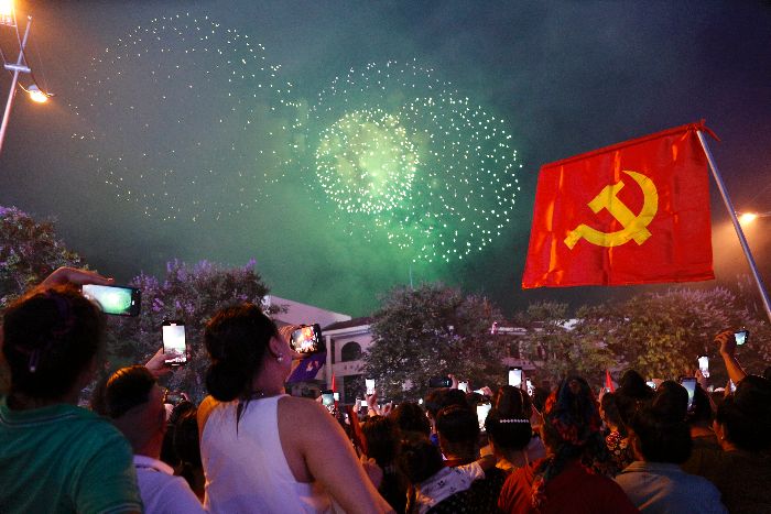 Bầu trời TP Điện Biên Phủ rực sáng với màn bắn pháo hoa tầm cao trước thềm lễ kỷ niệm 70 năm Chiến thắng Điện Biên Phủ. Ảnh: Quang Đạt