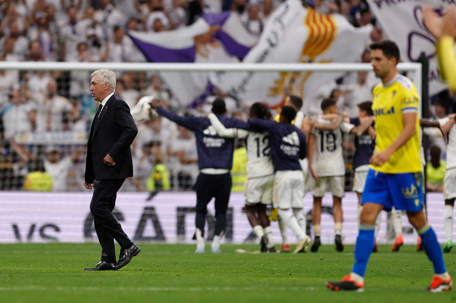 Carlo Ancelotti không quá vui mừng như các học trò trong ngày đội bóng sớm vô địch La Liga. Ảnh: AFP