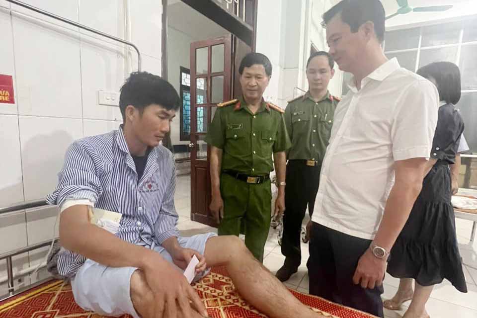 Lãnh đạo tỉnh Hà Tĩnh hỏi thăm công nhân bị thương đang điều trị tại Bệnh viện Đa khoa thị xã Kỳ Anh. Ảnh: Công an Hà Tĩnh.