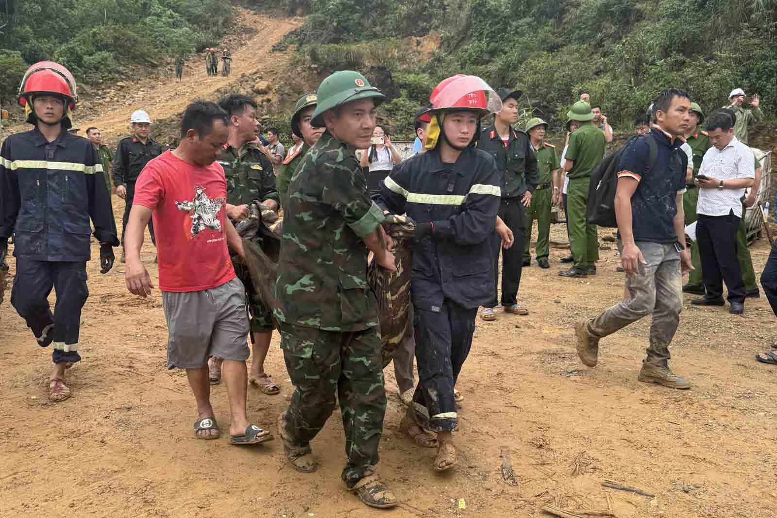Lực lượng chức năng đưa công nhân bị thương đi cấp cứu. Ảnh: Tân Tuấn.