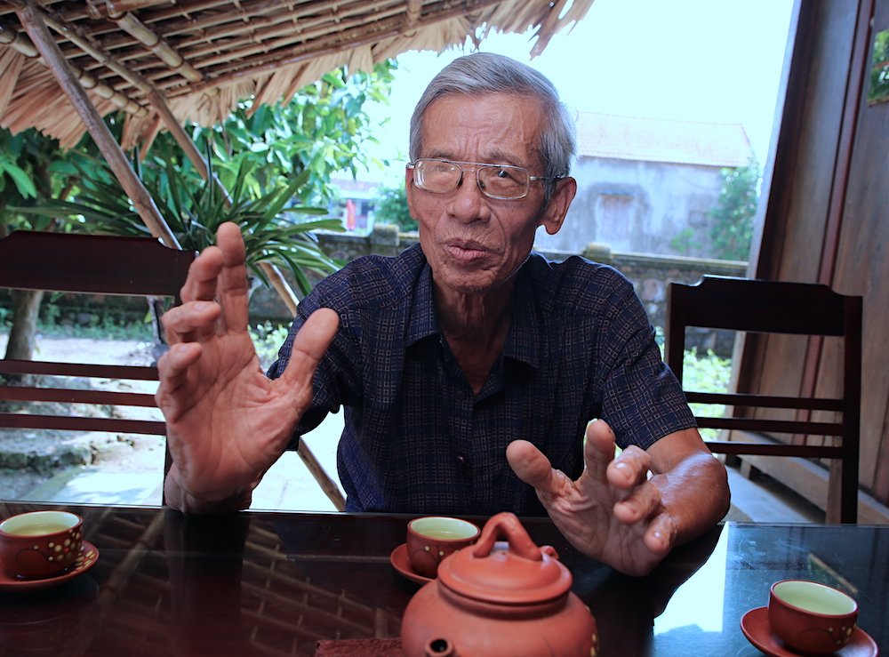 Bác Võ Đại Hàm (cháu của Đại tướng Võ Nguyên Giáp), người chăm sóc ngôi nhà gần 50 năm. Ảnh: Công Sáng