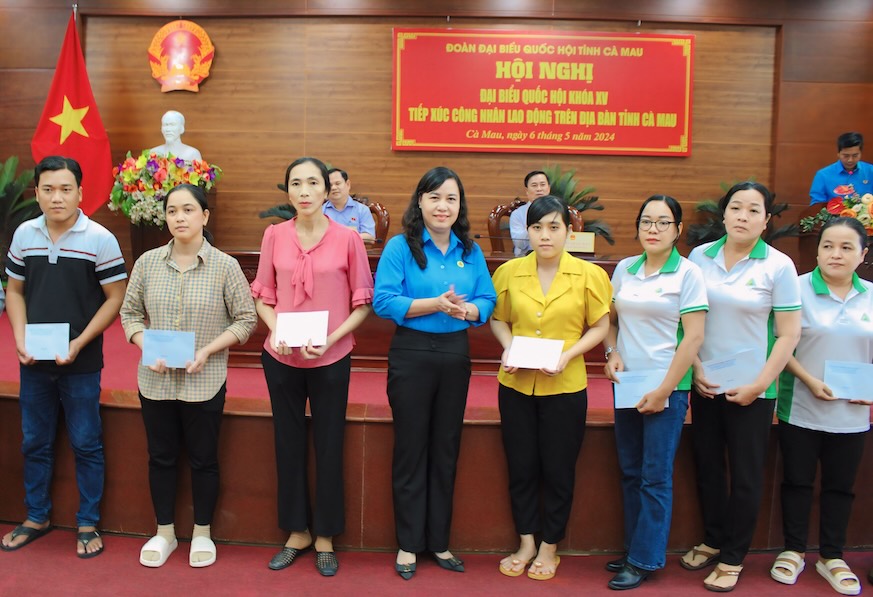 Chủ tịch LĐLĐ tỉnh Cà Mau Huỳnh Út Mười trao quà cho công nhân lao động. Ảnh: Thiệu Vũ