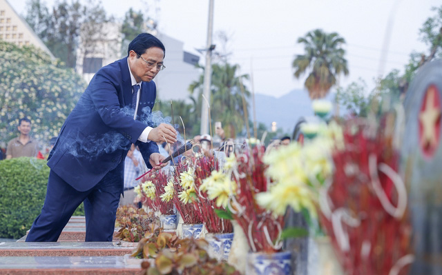Thủ tướng Phạm Minh Chính và đoàn công tác đã đến dâng hương tưởng niệm các anh hùng liệt sĩ tại Nghĩa trang A1. Ảnh: Nhật Bắc