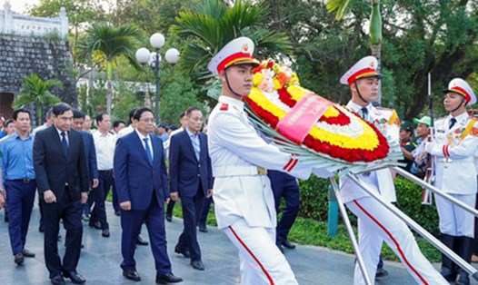 Thủ tướng Phạm Minh Chính và đoàn công tác đến dâng hương, tưởng nhớ các anh hùng liệt sĩ tại Nghĩa trang A1, TP Điện Biên Phủ, tỉnh Điện Biên. Ảnh: Nhật Bắc