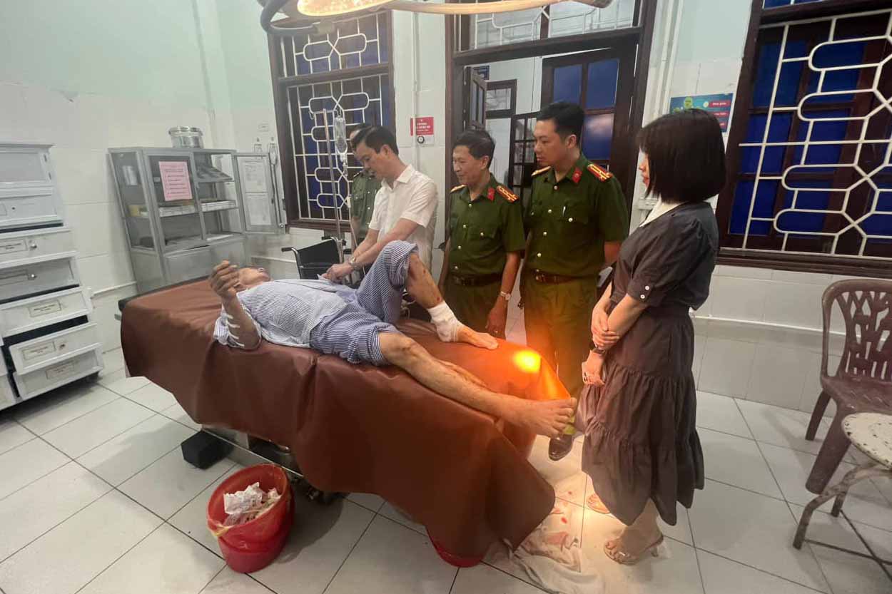 Lãnh đạo tỉnh Hà Tĩnh thăm hỏi nạn nhân bị thương điều trị tại Bệnh viện Đa khoa thị xã Kỳ Anh. Ảnh: Công an Hà Tĩnh.
