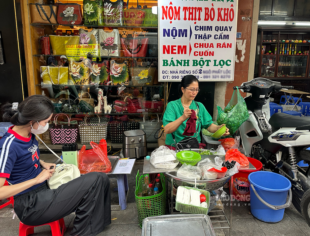 Quán nộm nhỏ của bà Thanh nằm khiêm tốn, không có nhân viên chèo kéo khách. Ảnh: Phương Chi