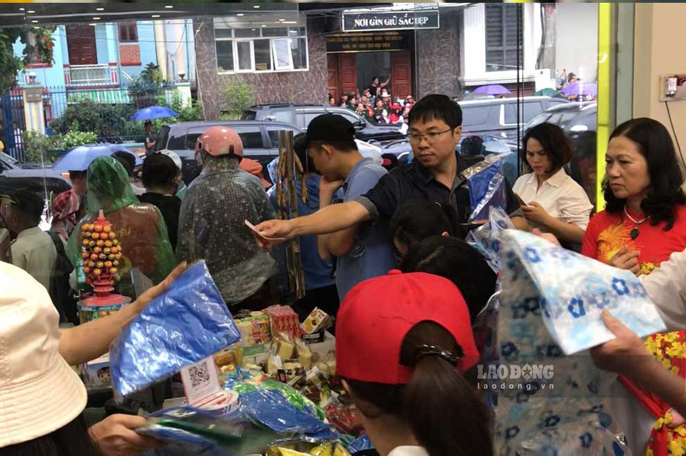 07h20: Mặt hàng áo mưa “đắt như tôm tươi” ngay cổng sân vận động Điện Biên.