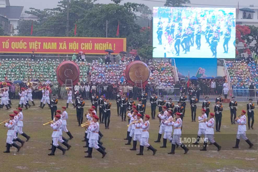 Bắt đầu chương trình nghệ thuật với màn xếp hình nghệ thuật của Đoàn nghệ thuật quân đội.