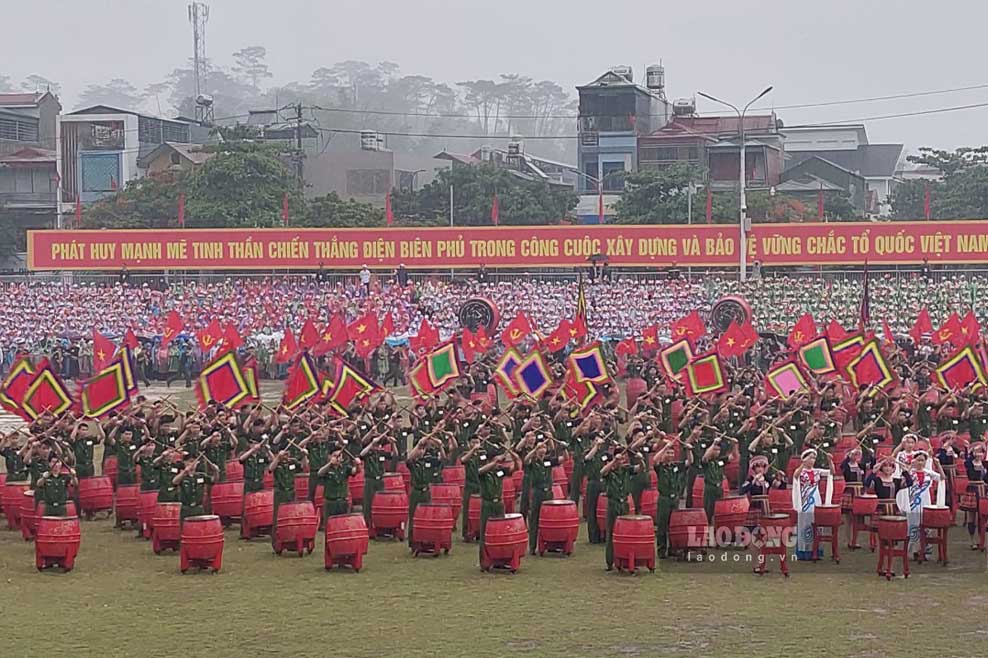 Màn trống hội “Âm vang Điện Biên” do 1.000 sinh viên Học viện Cảnh sát biểu diễn.