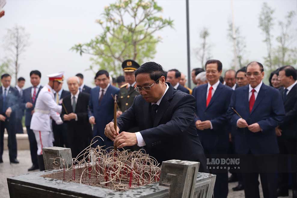 Trước khi diễn ra lễ kỷ niệm, các đồng chí lãnh đạo, nguyên lãnh đạo Đảng, Nhà nước đã đến Dâng hương tại Đền thờ liệt sĩ tại Chiến trường Điện Biên Phủ.