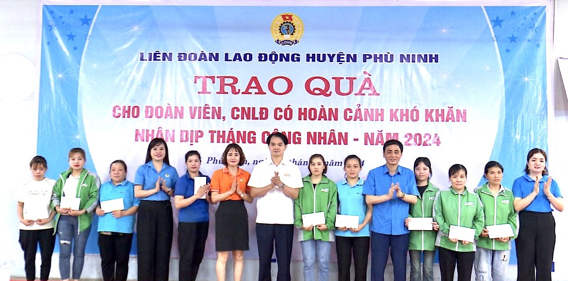 Lãnh đạo Liên đoàn Lao động tỉnh Phú Thọ, Huyện ủy Phù Ninh trao quà cho đoàn viên, công nhân lao động có hoàn cảnh khó khăn. Ảnh: Huyền Ngọc 