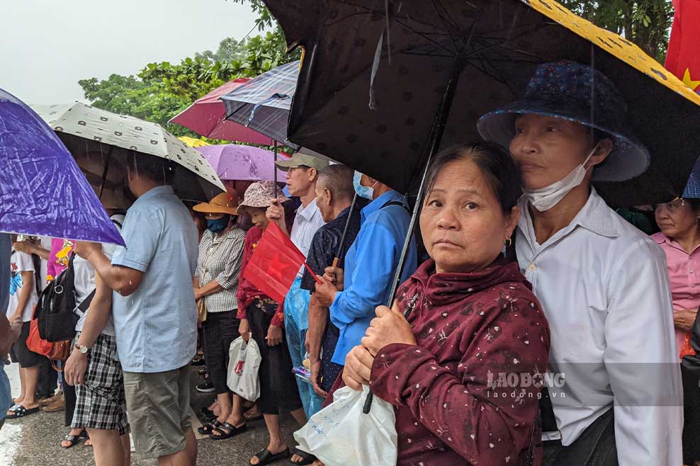 Mặc dù trời mưa nhưng ai cũng háo hức khi được trực tiếp theo dõi 