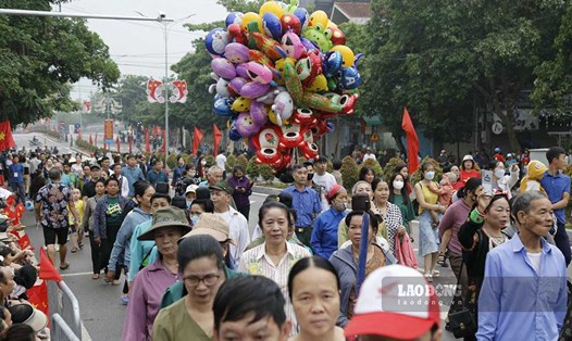 Ngay từ sáng sớm, người dân đã đổ xuống đường để theo dõi Lễ kỷ niệm, diễu binh, diễu hành 70 năm Chiến thắng Điện Biên Phủ.