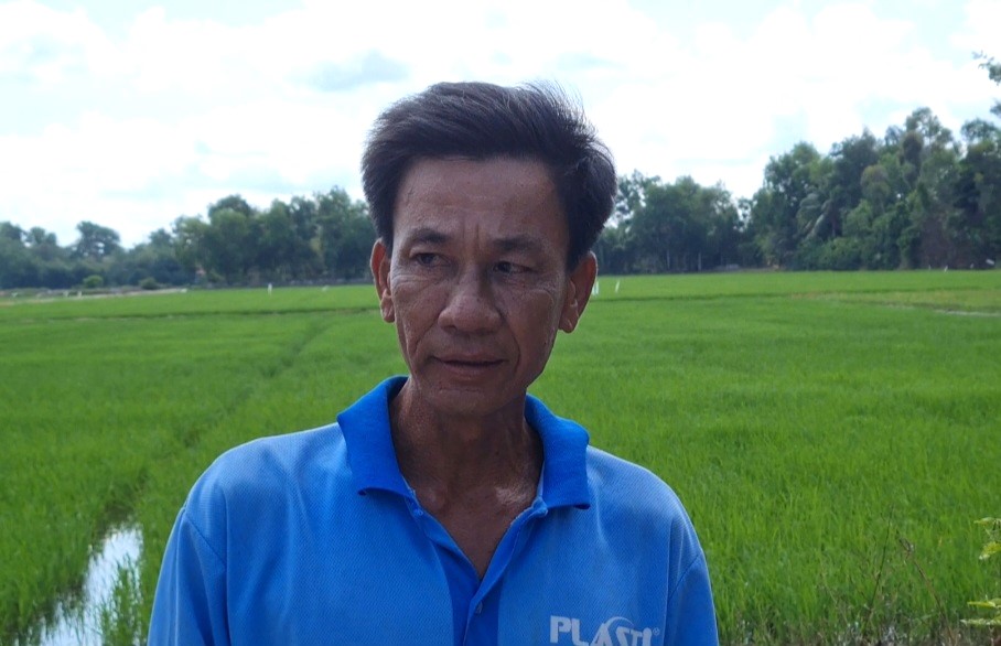 Ông Nguyễn Văn Việt, xã Ninh Quới A, huyện Hồng Dân cho biết, hiện tại chỉ có trời mới cứu được chứ hết nước bơm lên đồng lúa rồi. Ảnh: Nhật Hồ
