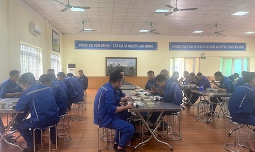 Bữa ăn cơm giữa ca của công nhân tại nhà ăn công nghiệp khu vực Làng Khánh. Ảnh: CĐ TKV