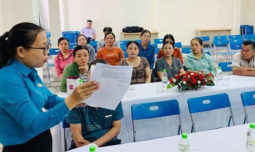 Công đoàn Khu Công nghệ cao và các khu công nghiệp Đà Nẵng hướng dẫn người lao động làm hồ sơ ủy quyền khởi kiện một doanh nghiệp. Ảnh: Tường Minh