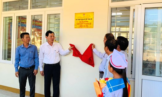 Lãnh đạo UBMTTQ Việt Nam tỉnh Quảng Ngãi và huyện Lý Sơn gắn biển công trình nhà tránh bão kết hợp phòng học.